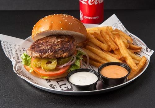 המבורגר אנטריקוט 150 גרם + צ'יפס + שתיה לבחירה המבורגר אנטריקוט 150 גרם + צ'יפס + שתיה לבחירה