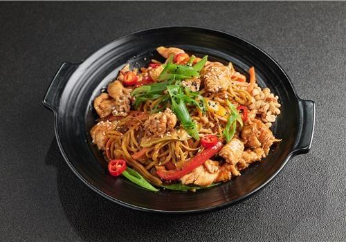 נודלס עוף ובקר