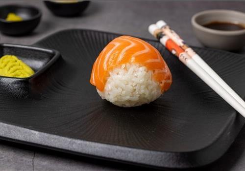 754 ניגרי כדורי אורז עטופים בסלמון