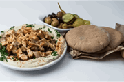חומוס עם שיפודי פרגית