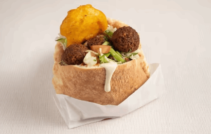 פיתה עם כדורי פלאפל