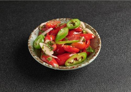 סלט עגבניות חריפות