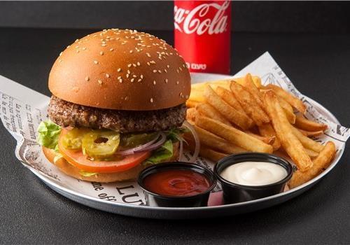 המבורגר מעושן 150 גרם + צ'יפס + שתיה לבחירה  המבורגר מעושן 150 גרם + צ'יפס + שתיה לבחירה