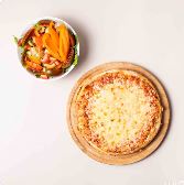 פיצה אישית עם תוספת לבחירה וסלט קטן בהרכבה