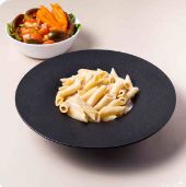 פסטה פנה עם סלט קטן בהרכבה