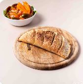 סמבוסק פיצה עם סלט קטן בהרכבה