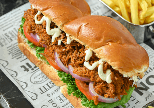 כריך אסאדו -250 גרם אסאדו מפורק ברוטב הבית       