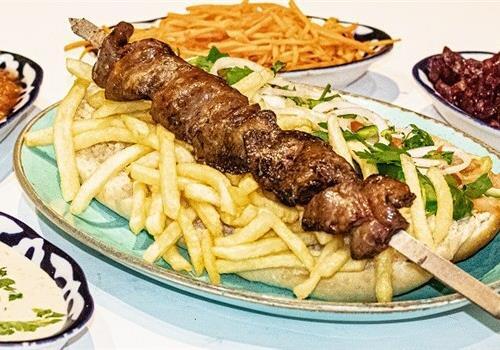 שיפוד כבד עוף עם צ‘יפס בלאפה שיפוד כבד עוף עם צ‘יפס בלאפה