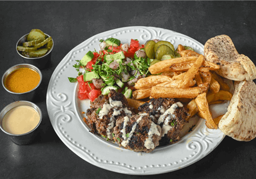 שיפוד קבב בצלחת