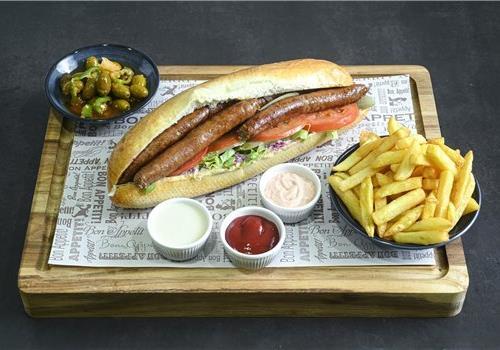 נקנקיות חריפות + צ'יפס